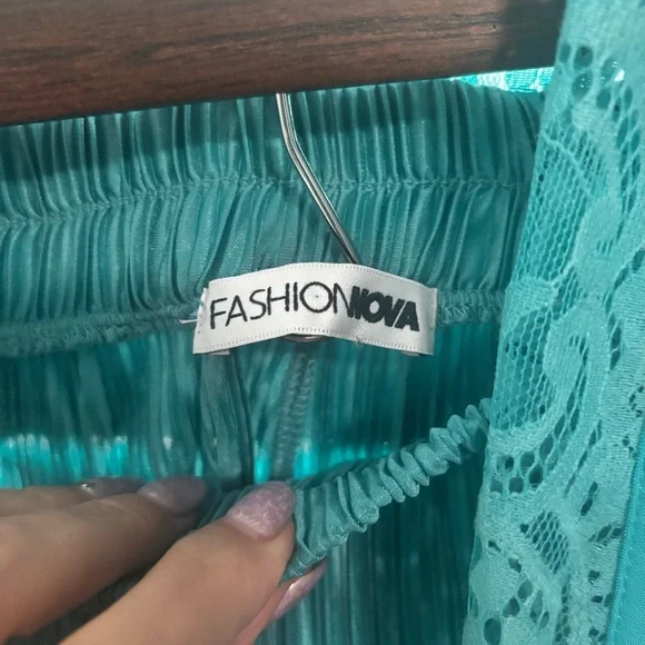 Fashion Nova set of trousers and a lace west ,color Tiffany,for tall women 5.92+ - Picture 6 of 16